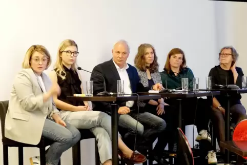 Das Podium (von links): Anna Werner, Lena Marie Wilking, Fabian R. Lovisa, Annika Rink, Tanja Finnemann und Barbara Hahn-Setzer.