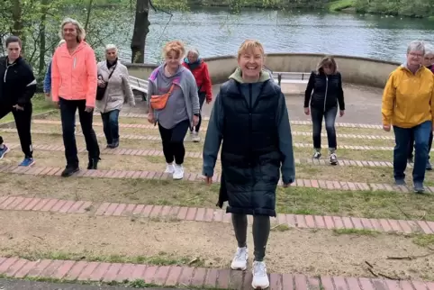 Christine Oehme-Gourgues (vorne) und die Inklusionslotsinnen Corinna Hochdörfer und Evi Weis (von links) luden zum ersten Sportt