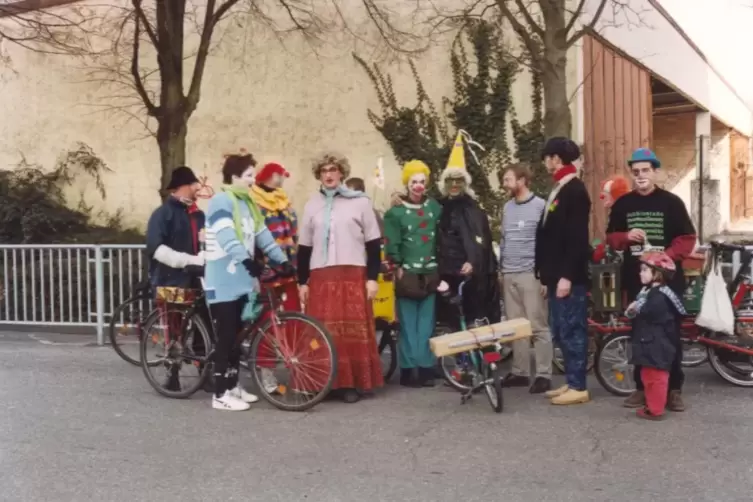Die Keimzelle: Die späteren Gründer des Fahrradclubs gingen schon ab 1997 gemeinsam als Gruppe beim Faschingsumzug mit. 