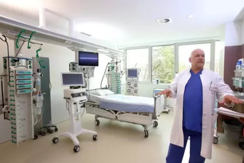 Chefarzt Dirk Piorko in einem der neuen Zimmer im Vinzentius-Krankenhaus. 