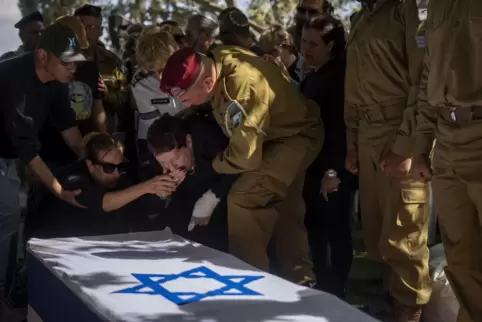 Trauer auch in Israel: Angehörige eines erschossenen Soldaten beim Begräbnis. 