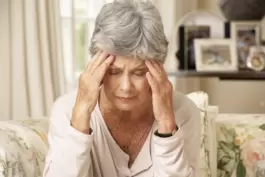 Zu den Symptomen eines Aneurysmas im Gehirn zählen sehr starke Kopfschmerzen. 