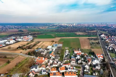 Westlich der Bahnlinie in Berghausen: Hier würde Römerberg gerne ein Neubaugebiet entwickeln.