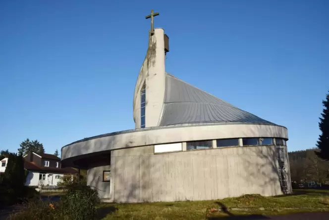 Die St. Ludwig-Kirche in Ludwigswinkel ist ein runder Betonbau, der 1970 eingeweiht wurde.