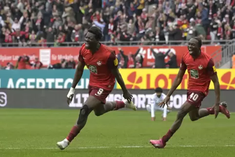 Ein FCK-Duo mit Fürther Vergangenheit: Dickson Abiama (rechts) und Ragnar Ache. Während Ache Führungsspieler beim FCK ist, kommt