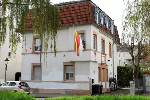 Am Haus der Burschenschaft „Germania Halle zu Mainz“ wurden im Februar Fenster eingeschlagen. Reste von Farbbeutel-Attacken sind