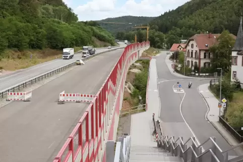 Der B10-Abschnitt zwischen Hinterweidenthal (hier zu sehen auf einem Foto von der Baustelle 2020) und Hauenstein schneidet, was 