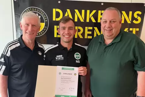 Noah Scherne (Mitte) bei seiner Ehrung zum Jungen Fußballhelden des Kreises Kaiserslautern-Kusel mit dem Kreisvorsitzenden Uwe K