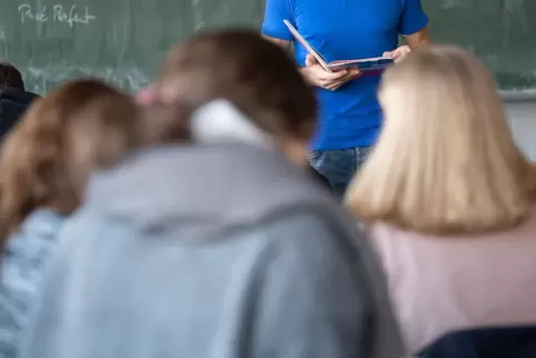 Ein Lehrer unterrichtet in einem Klassenzimmer einer Realschule.