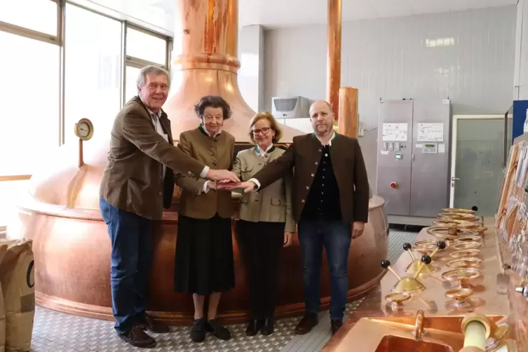 Die Übernahme ist perfekt (von links): Georg Reichert, Direktor der Gräflichen Brauerei Arco-Valley, Monica Gräfin von Arco auf 