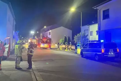 33 Feuerwehrleute und Polizeibeamte sind bei dem Brand in Erbach vor Ort. 