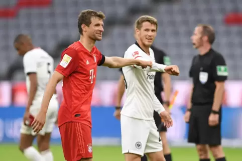 Sie waren 2014 zusammen Weltmeister: Erik Durm, hier noch im Trikot von Eintracht Frankfurt, und Thomas Müller (links) von Bayer
