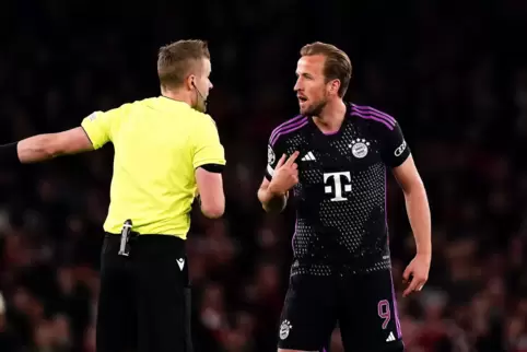 Harry Kane diskutiert mit Schiedsrichter Glenn Nyberg. 