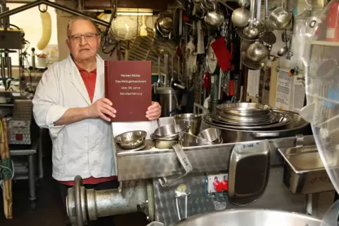 Herbert Müller aus Niederstaufenbach hat 65 Jahre lang als Metzger gearbeitet – und ein Buch darüber geschrieben.