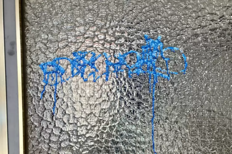 Bedeutung unklar: die Schriftzeichen, die ein Mann auf die Tür des AfD-Büros gemalt hat. 
