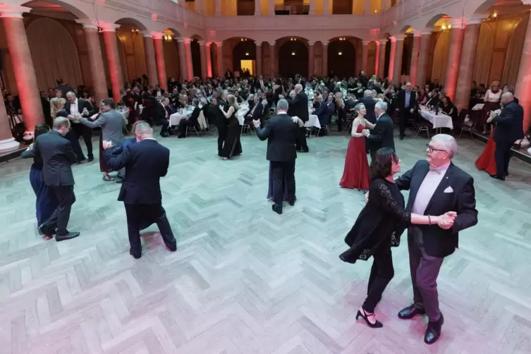 Beim Benefizball eröffneten die Präsidenten der Service-Clubs mit ihren Partnern die Tanzfläche.
