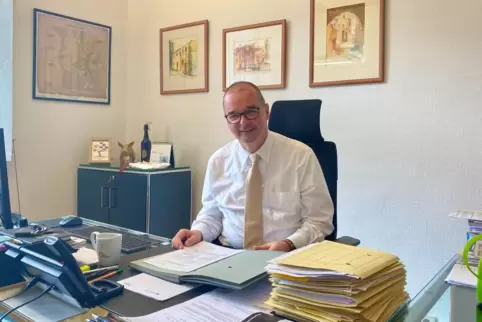 Peter Degenhardt an seinem Schreibtisch im Rathaus: Als Erster Beigeordneter und später als Bürgermeister hat er viele Projekte 