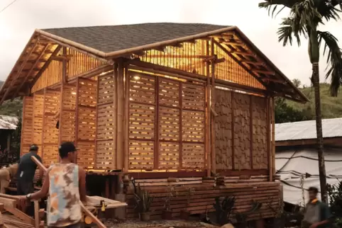 Aus Bambus ist binnen rund zwei Monaten ein Gemeindehaus entstanden. Es ist in den Besitz der Dorfbewohner übergegangen. 