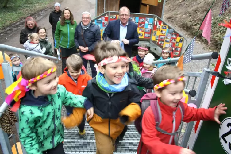 Die &bdquo;Waldameisen&ldquo; erst&uuml;rmen ihren neuen Bauwagen.