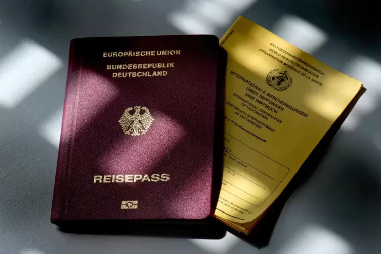 Den neuen Reisepass gibt es beim B&uuml;rberamt, den neuen Impfapass beim Arzt. 