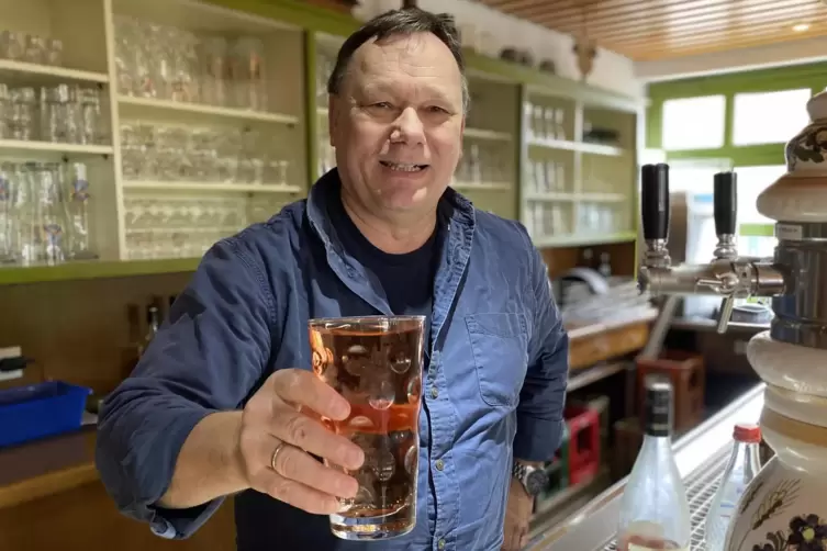 Prost! Jürgen König mit dem „Lieblingsgetränk“ der Hütten-Besucher, einer Weißherbstschorle. 