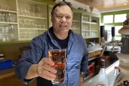 Prost! Jürgen König mit dem „Lieblingsgetränk“ der Hütten-Besucher, einer Weißherbstschorle. 