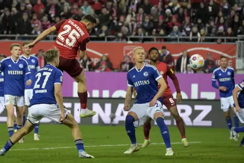 Tor im Abstiegskampf der Traditionsklubs: Filip Stojilkovic trifft beim Lauterer 4:1 gegen Schalke.