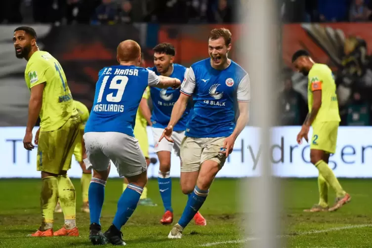 Rostocker Torjubel gegen Wehen Wiesbaden. 