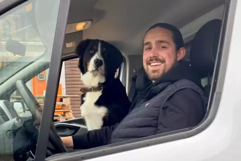 Im Fahrzeug seiner Firma „Heizkonzept“: Jungunternehmer Louis Best mit seinem Berner Sennenhund und Maskottchen Dino. 