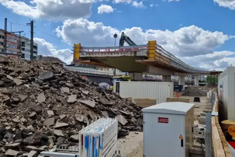 Baggerarbeiten an der Abrisskante der Hochstraße Süd. 