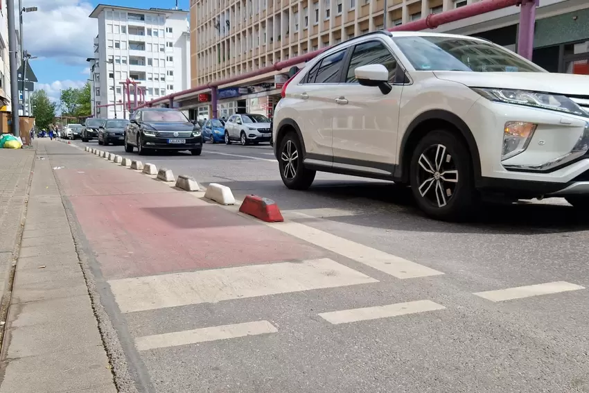 Radweg leer, Straße voll: Verkehr am Mittwoch in der Wredestraße in der Innenstadt.