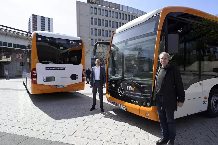 15 Fahrzeuge umfasst aktuell die E-Bus-Flotte. Vor zwei Jahren wurde sie vorgestellt. Rechts Dezernent Alexander Thewalt.
