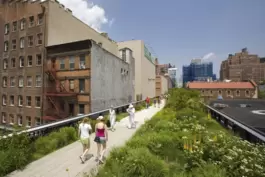 Einst eine Hochbahntrasse, heute ein beliebter Park: die High Line in Manhattan. Ehe sich eine Nachbarschaftsinitiative der 2,6 
