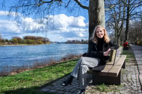 Entspannt gerne am Rheinufer: Maria Leitmeyer.