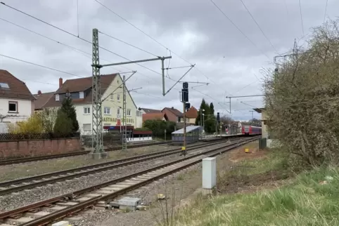 Nicht nur in Kindsbach warten Anwohner schon lange auf die geplante Lärmschutzwand entlang der stark befahrenen Bahnlinie. 