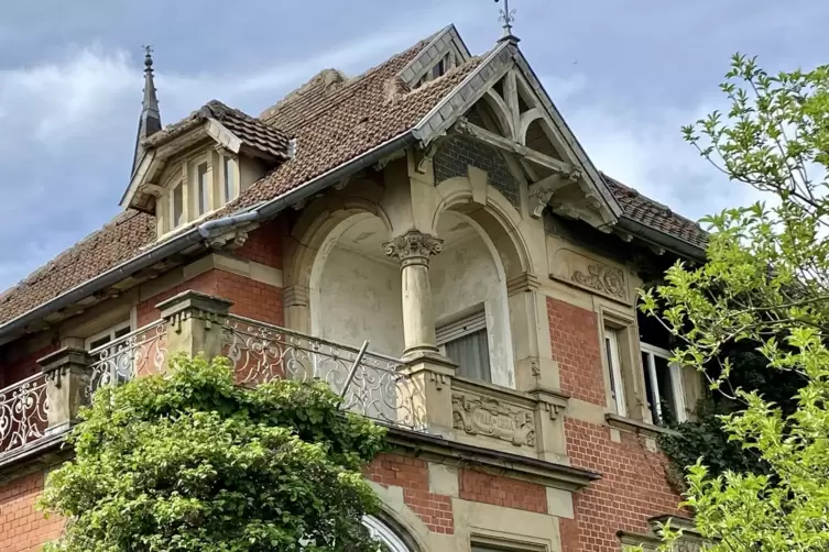 Die unter Denkmalschutz stehende „Villa Erna“ ist auch bekannt als „Villa Legner“, das Wohnhauses des 2021 verstorbenen Zweibrüc