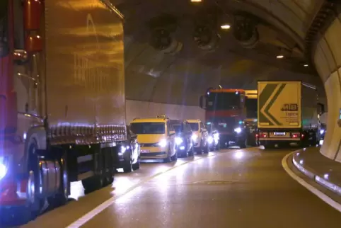 Bei Stau reagiert die Sicherheitstechnik der Tunnel. 