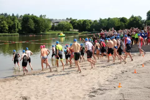 Am 16. Juni stürzen sich die Starter zum Auftakt des Triathlons wieder in den Badesee. 