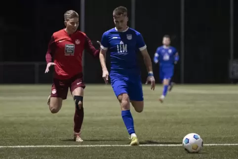 Früher ein Armine, jetzt in Mechtersheim: Mark Knäblein (rechts) im Spiel gegen den FCK II.