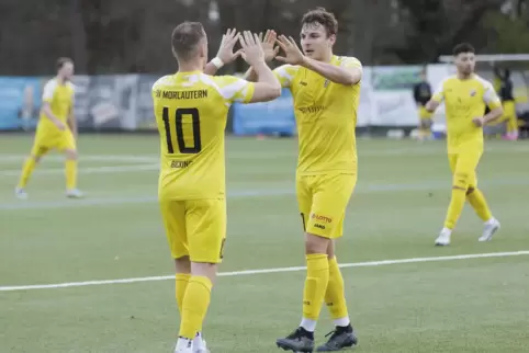 Jubeln und Tore feiern kann der SV Morlautern. Hier gratuliert Florian Bicking (rechts) Dennis Jander zum Treffer gegen Arminia 