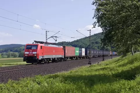 Der Schienenverkehr ist deutlich klimaschonender als der Lkw-Transport. Für die Wahl des Verkehrsmittels ist aber meist der Prei