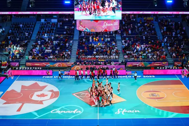 Glasböden mit LED-Effekten für Spiele in der Halle, wie hier bei der U-19 B asketball-WM der Damen in Madrid, produziert die bay