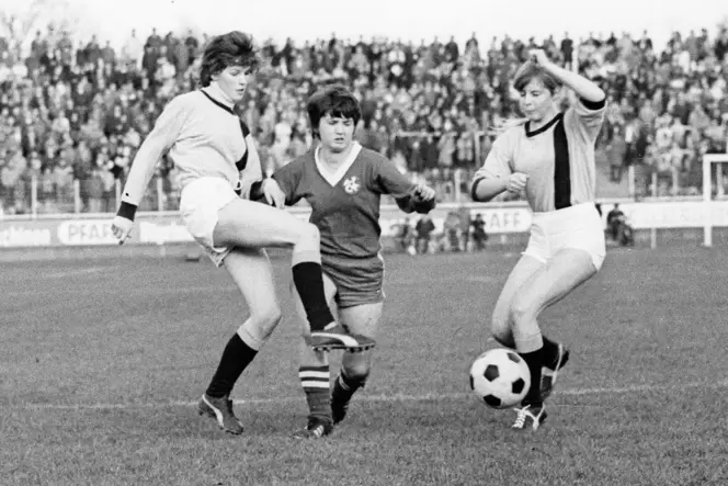 Anfangs belächelt und als Kuriosum angesehen: Ein Spiel der FCK-Frauen in der Saison 1970/1971 als »Begleitprogramm« eines Spiel