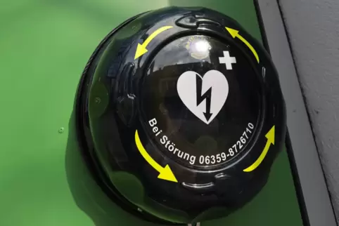 Öffentlich zugänglich: Defibrillator am Carrières-sur-Seine-Platz in Grünstadt. 