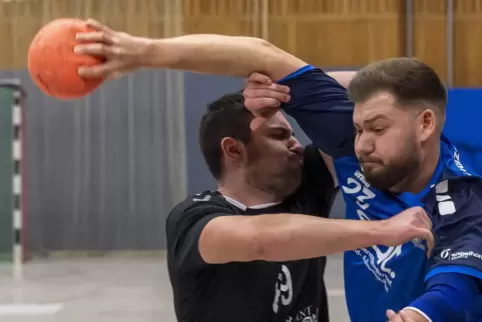 Lars Stahlhofen von der HSG Trifels (links) im Spiel in Grünstadt. 