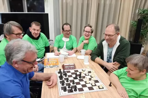 Die Stimmung ist gut bei den Schachtreffen. Zweimal pro Woche wird gespielt.