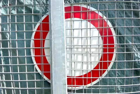 Verbietet die Durchfahrt für Fahrzeuge aller Art: das Verkehrszeichen „250“, wie es im Fachjargon heißt. 