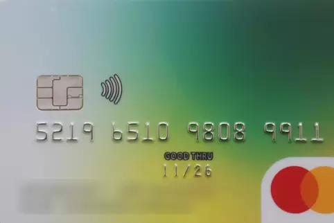 Auf den ersten Blick unterscheidet sich eine Bezahlkarte für Flüchtlinge nicht wesentlich von einer normalen Bankkarte. Allerdin