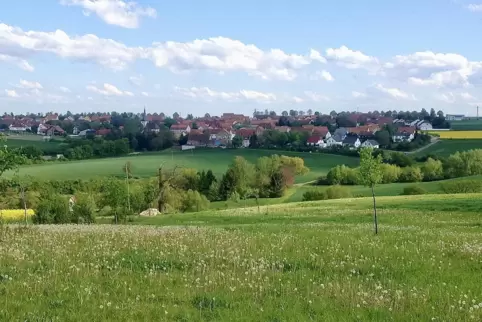 Blick auf Morschheim vom Gegenhang aus. Etwas nördlich von diesem Standpunkt könnte der Windpark entstehen, wenn alle Planungssc