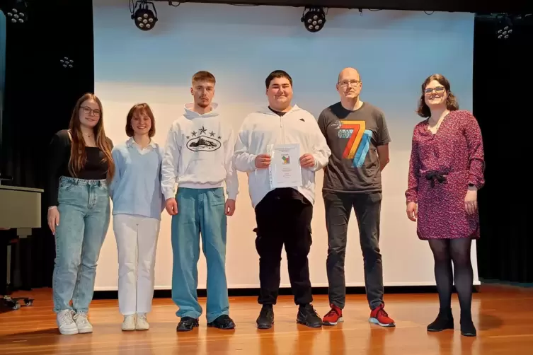 Sonderpreis: Schüler des Kurses 11m1 des Nordpfalzgymnasiums erhalten Urkunde und Preisgeld, rechts Wettbewerbsleiterin Carolin 